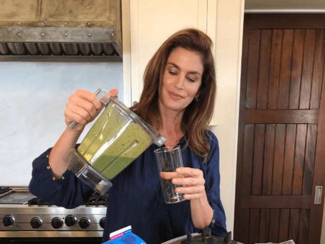 Рецепт дня от Синди Кроуфорд: Зеленый смузи на завтрак