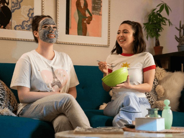 Что смотреть: 5 новых сериалов о современной жизни девушек