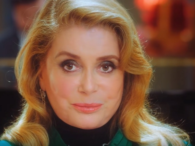 Катрин Денев снялась в рождественском мини-фильме Roger Vivier