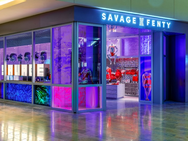 Что внутри: Снимки Рианны, много неона и plus-size-манекены в первом бутике Savage x Fenty