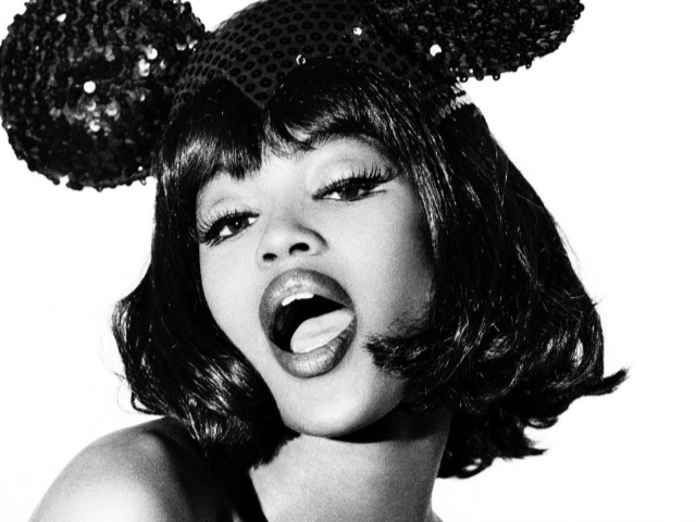 Кэмпбелл, Мосс и Шиффер — теперь NFT: Культовые фотографии супермоделей выставят на аукцион