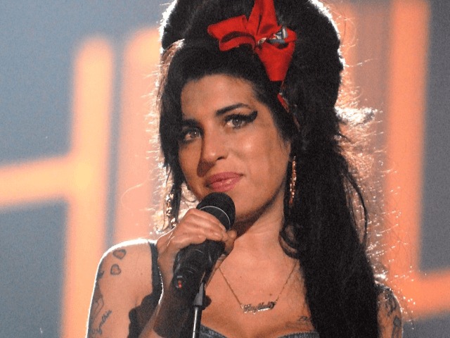 В Лондоне откроется выставка личных вещей Эми Уайнхаус: От первой гитары до сумки Moschino