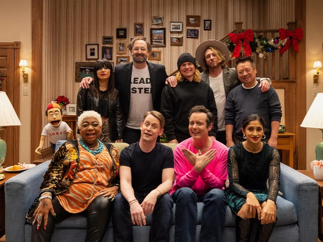 Больше не один дома: Вышел трейлер ситкома "Все мои друзья" с Маколеем Калкином