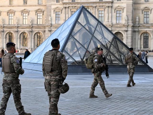 Пограбування століття у Луврі стане основою нового фільму