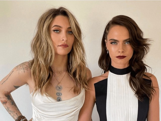 Красная роза: Кара Делевинь и Пэрис Джексон сделали одинаковые татуировки