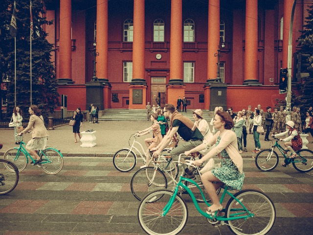 Чаювання у Маріїнському палаці та велотур містом: В Києві відбудеться осінній "Ретро Круїз"