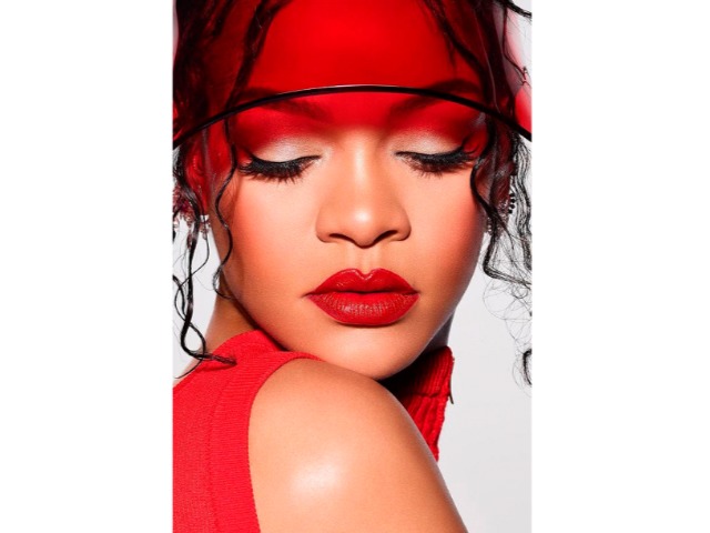 Рианна тестирует оттенки губной помады Icon в динамичном ролике Fenty Beauty