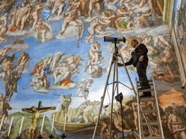 Что внутри: Книга фотографий Сикстинской капеллы, созданных в масштабе 1:1