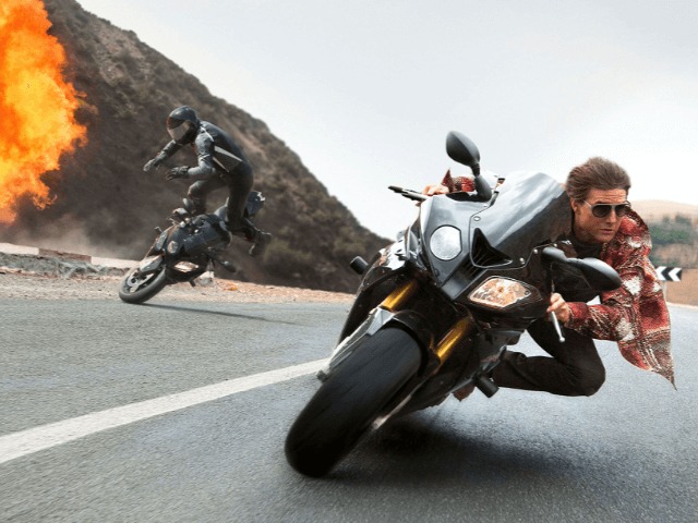 Видео дня: Том Круз прыгнул со скалы на мотоцикле ради нового трюка