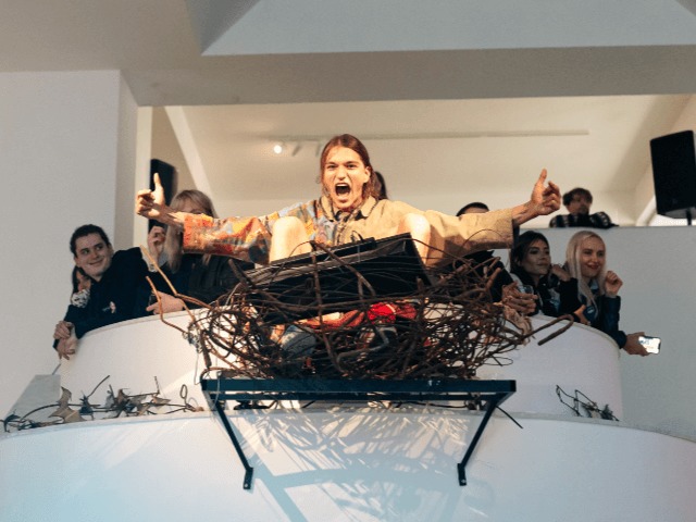 Що потрібно знати про виставку Жанни Кадирової в Києві: "На акваторії заводу купатися було заборонено"