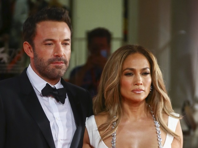 Образ дня: Дженнифер Лопес поддержала Бена Аффлека на премьере фильма "Нежный бар"