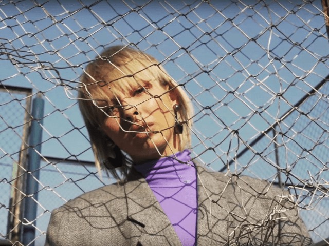 Песчаные дюны и городские джунгли в дебютном клипе группы "Тонка"