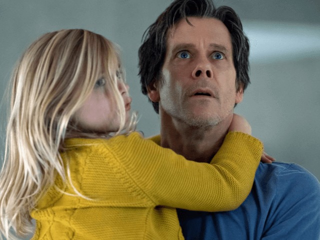 Смотрите: Кевин Бейкон и Аманда Сейфрид пытаются выжить в трейлере фильма "Ты должен был уйти"