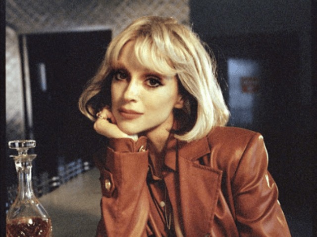 В образе Дэвида Боуи: St. Vincent выпустила клип на песню Pay Your Way in Pain