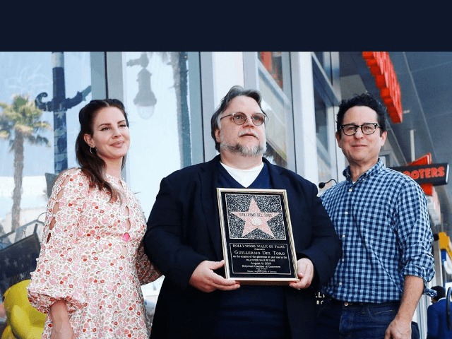 Режиссер Гильермо дель Торо получил звезду на голливудской "Аллее славы"