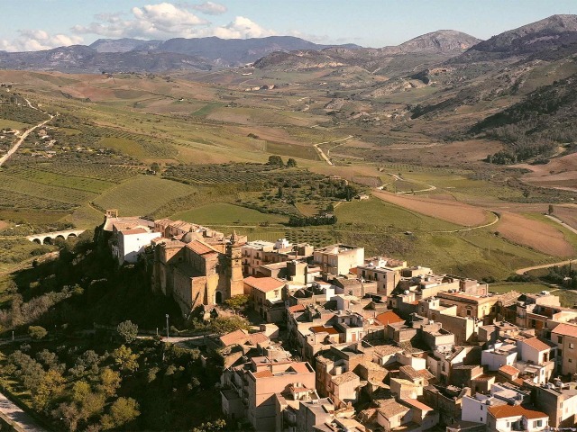 Airbnb ищут человека, который будет год бесплатно жить на юге Сицилии