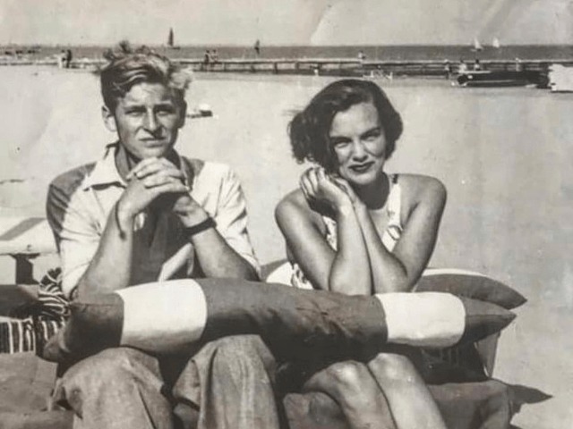 Модель Поппи Делевинь опубликовала фото своей бабушки в компании принца Филиппа