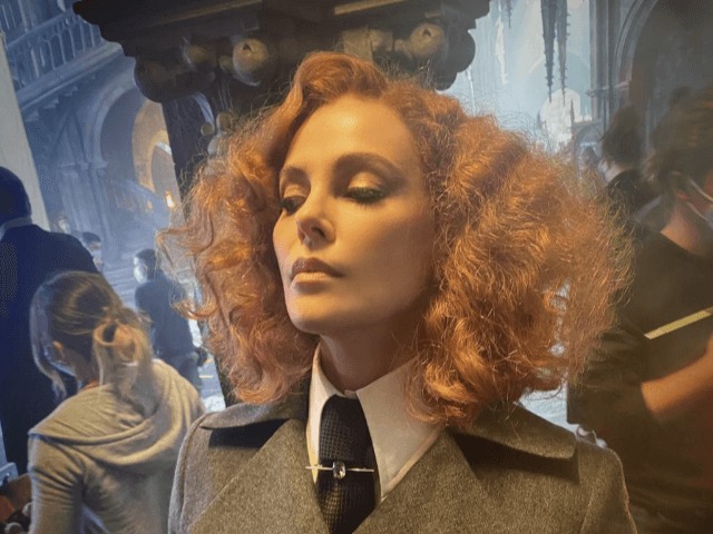 Шарлиз Терон опубликовала первые кадры фэнтези "Школа добра и зла"