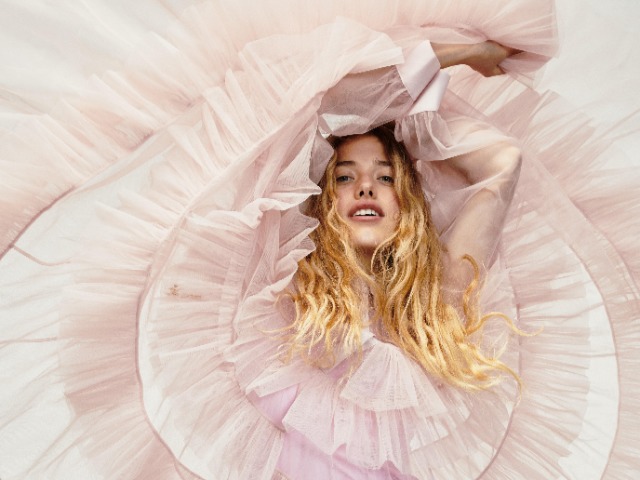 Воспоминания о юности: Сотни метров фатина и яркие краски в демикутюрной коллекции Paskal