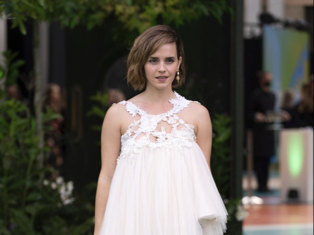 Образ дня: Эмма Уотсон соединила свадебное платье с классическим костюмом из переработанных материалов