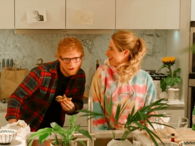 Смотрите: Истории любви 15 пар и Эд Ширан с женой в клипе на песню Put It All on Me