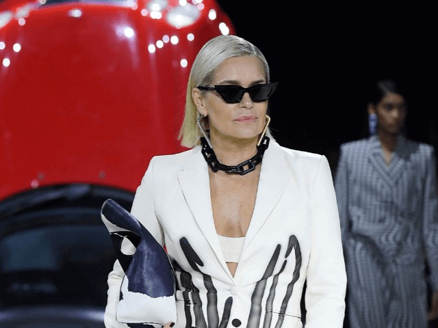 Семейное трио: На показе Off-White в Париже вышла Иоланда Хадид — мама Беллы и Джиджи