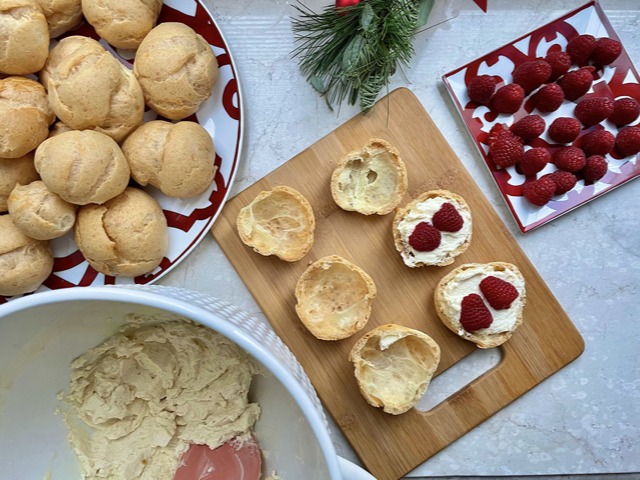 Рецепт для святкового столу: профітролі з малиною та вершковим кремом